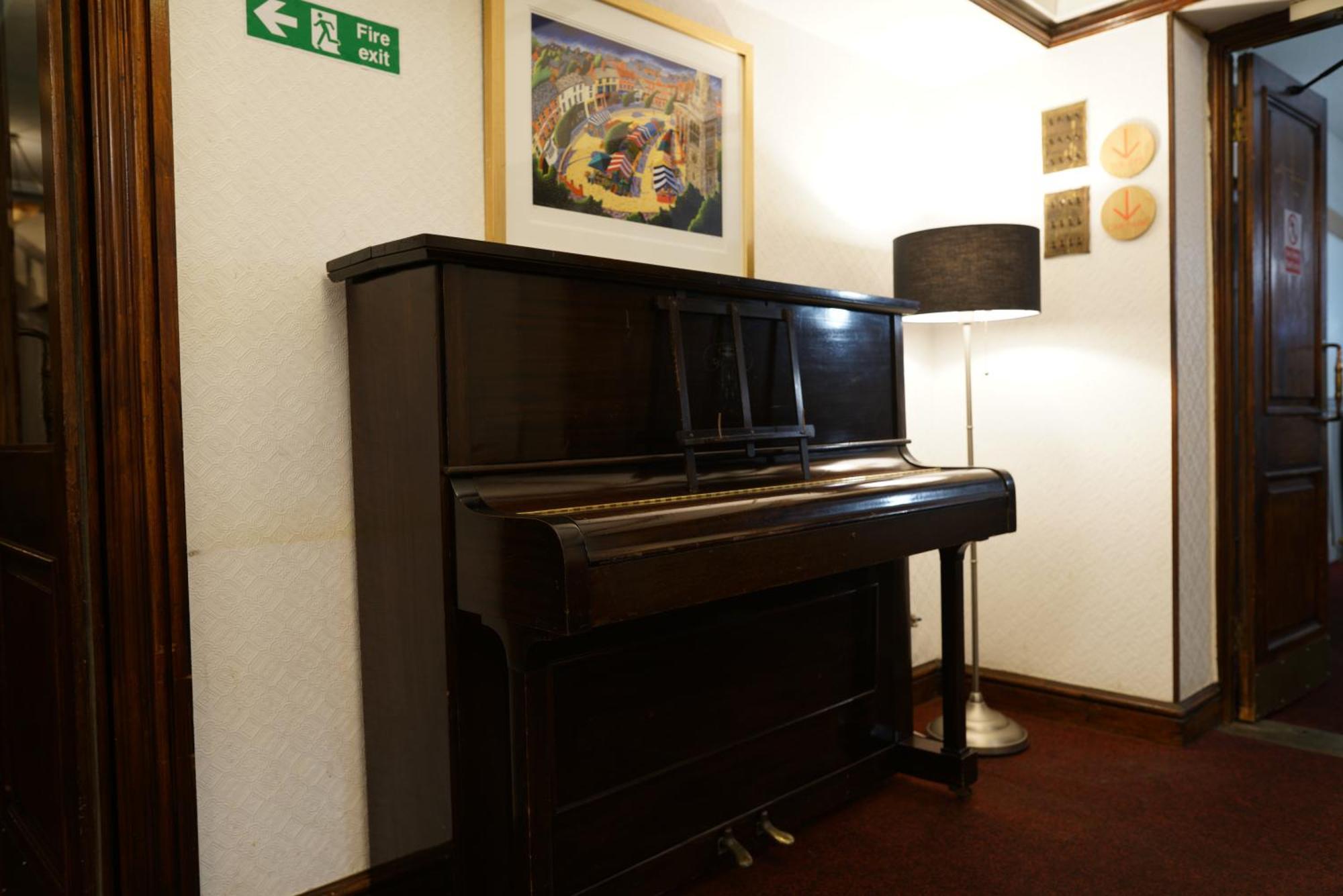 Royal Hotel Кетеринг Экстерьер фото
